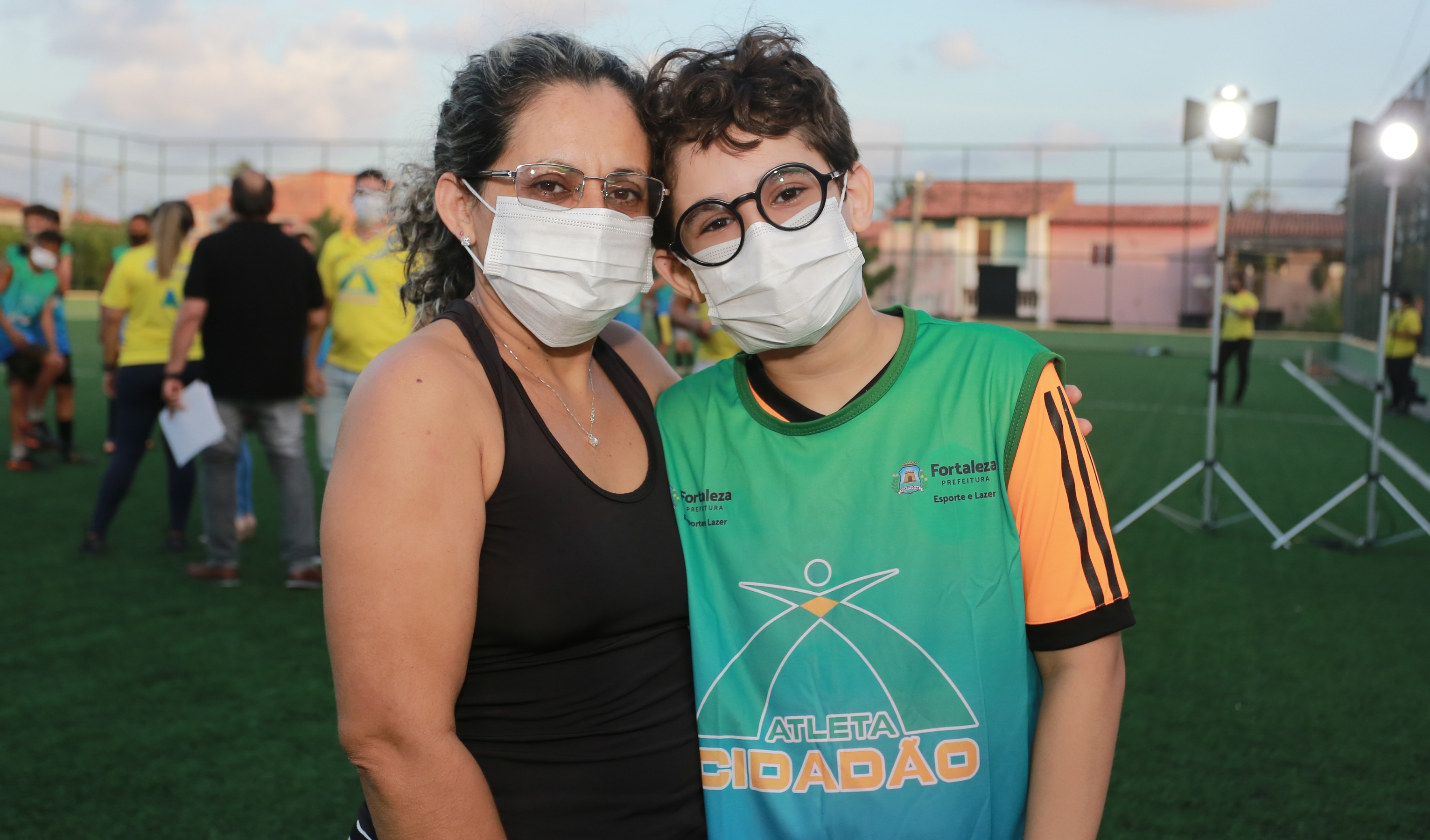 mãe e filho posam para a foto